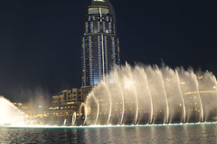 DUBAI -Hrajúca fontána