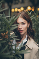Modelka v kvetinaci