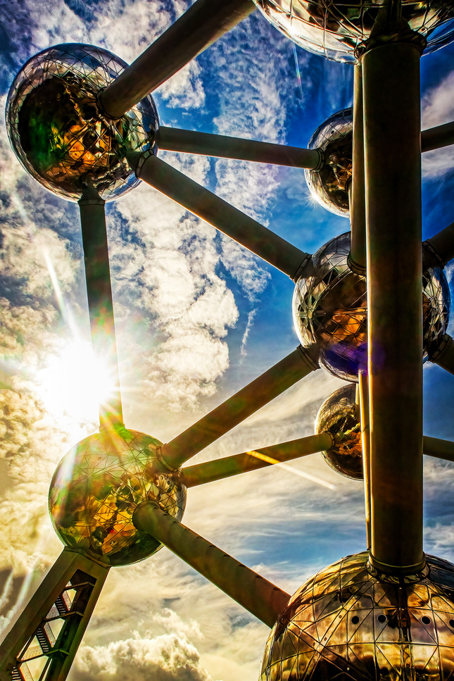 Atóm-ium, slnko, kruhy, vermír..