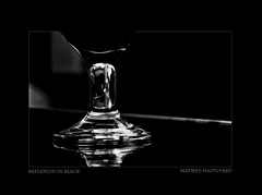Reflexion in black