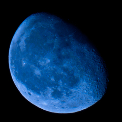 Mesiac na modro