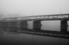 skleneny most