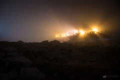 Kamenná chata v hmle