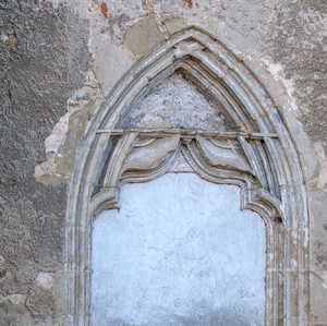 Zamurované gotické dvere