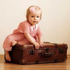Malá dáma s kufrom.