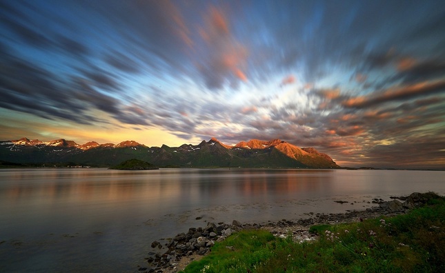 reflektory nad fjordom