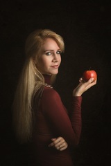 Žena s jablkom