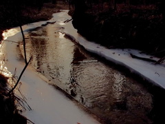 potok v zime