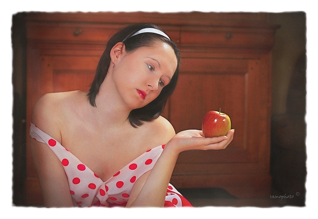 dievča  s jablkom