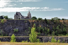 Kostol nad lomom
