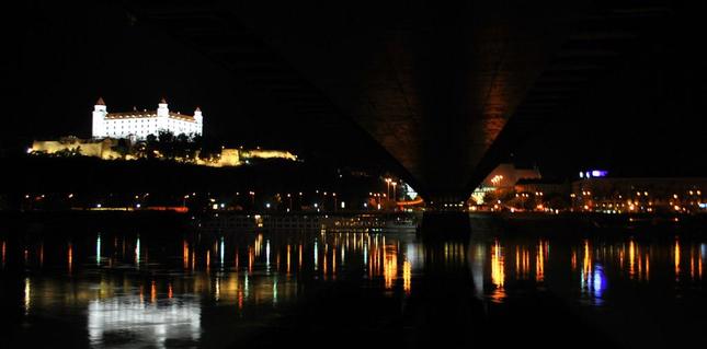 Bratislavský hrad spod mosta