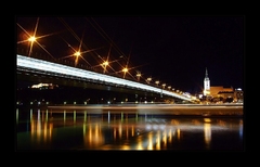 Nočná premávka na Dunaji