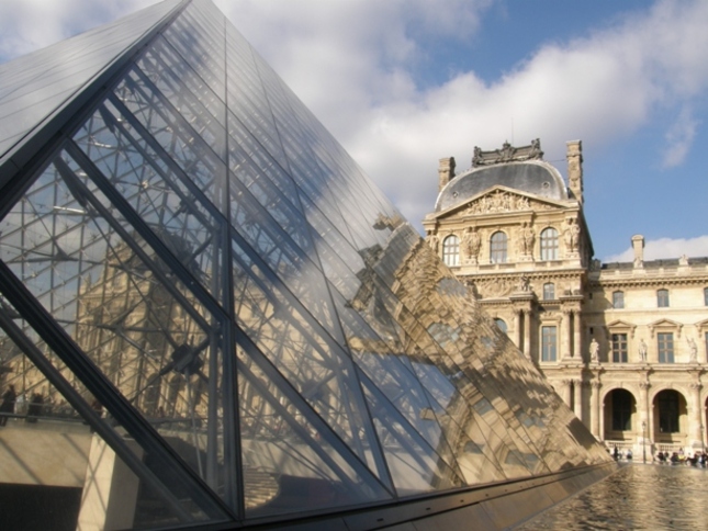 Piramída v Louvre