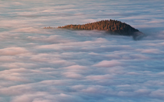 Tu a tam vznikol uprostred mora