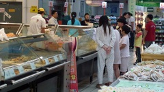 číňanka v pižame nakupuje