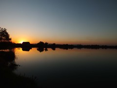 Západ slnka nad jazerom