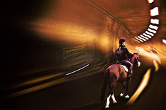 Jazdec na koni v tunelu