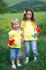dievčatká s kvetmi