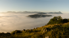 Cinter šutrov nad mlhou