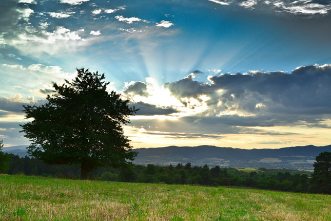 schovalo sa za mraky