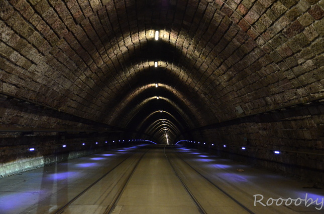 nočný tunel