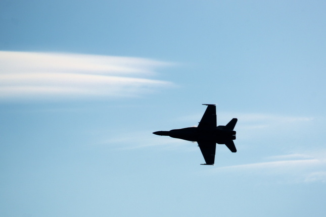F/A-18 letí oblohou