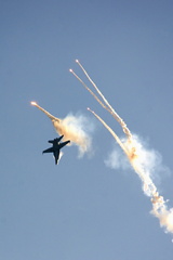 F/A-18 predvádza úhybný manéver