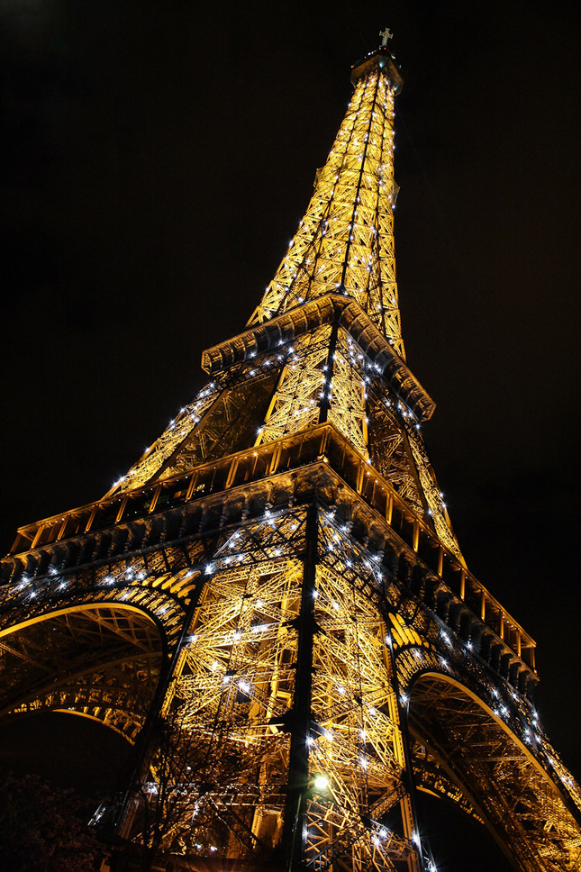 Eiffel Tower v noci