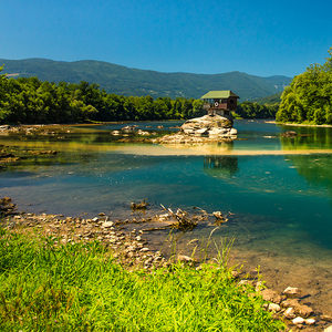 Kuča na rieke Drina