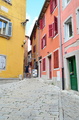 v uličkách
