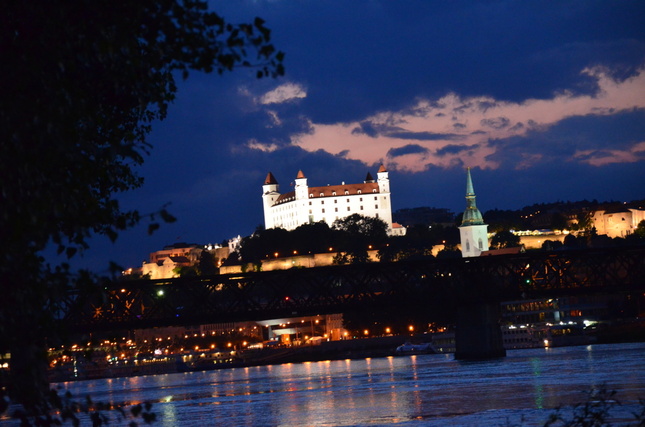 Bratislavský hrad z brehu