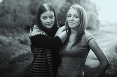 Kamila a Monika b&w