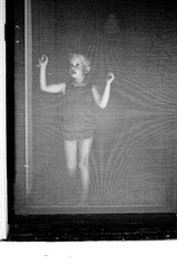 nieco strasidelne je vonku