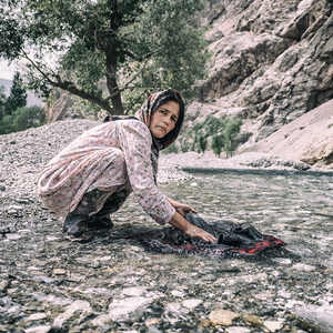 Tadžická žena perie koberec