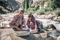 Tadžické ženy perú obilie