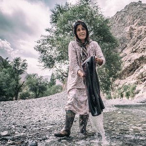 Tadžická žena perie koberec
