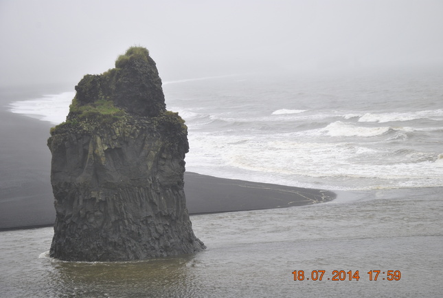 Islandská pláž v búrke