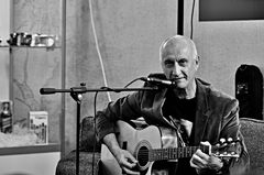 aj zahral a zaspieval