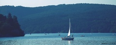 V objatí modrej