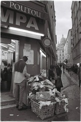 V pozadi