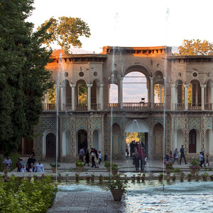 Večer v Shahzadeh garden
