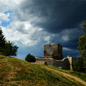 Šarišský hrad pred búrkou