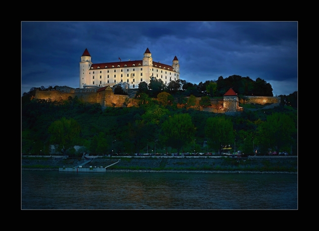 Bratislavský hrad večer