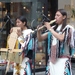 Indiáni hraju v uličkách centra 