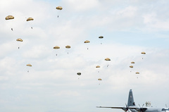 Výsadkári na piešťanskej oblohe