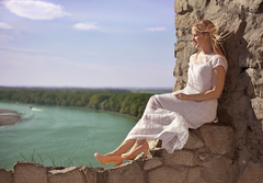 Dievča v bielych šatách