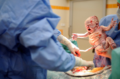 Objímam ťa so slzami, Svet...