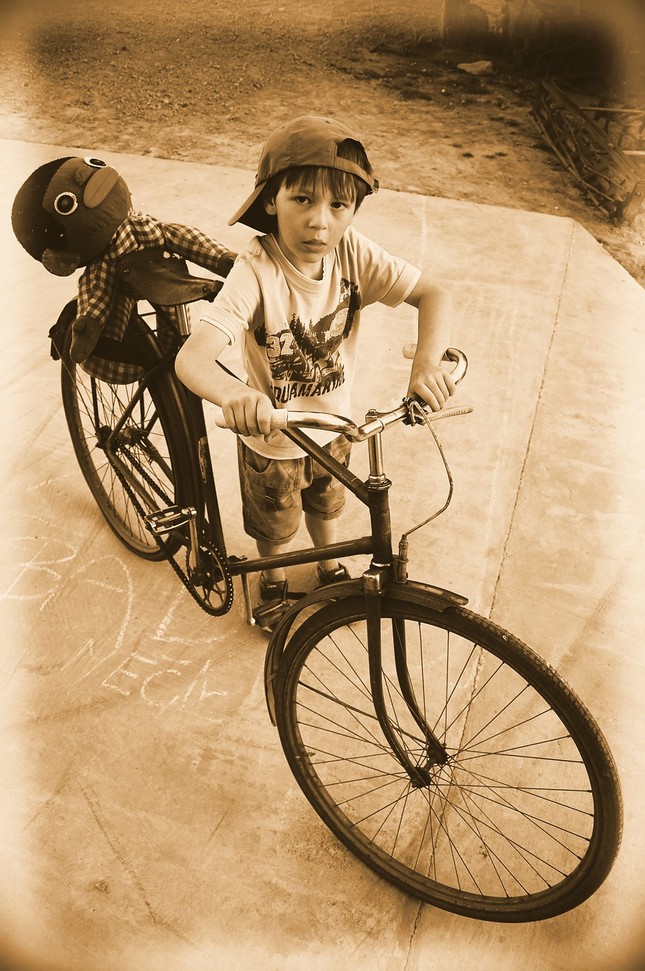 chlapec a bicykel