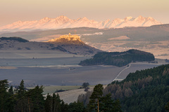 Osvietený.