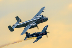 B-25 Mitchell a Chance Vought F4